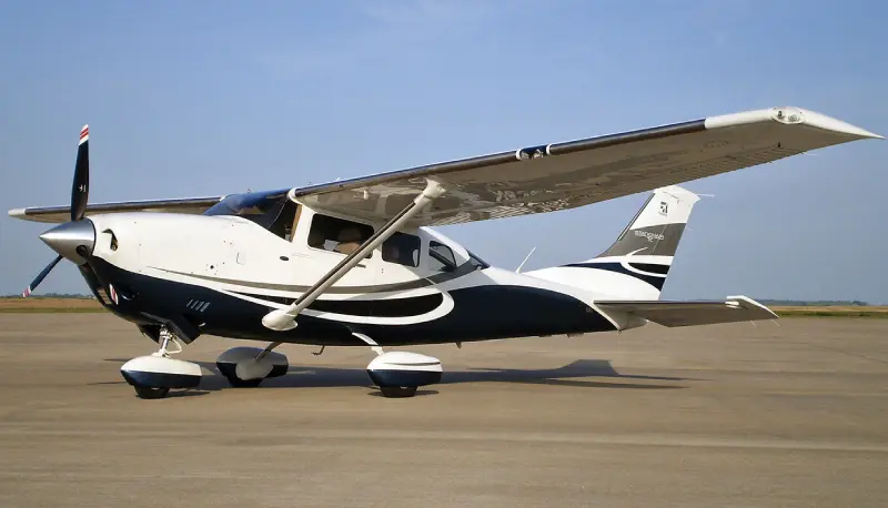 Cessna 206 im Flug